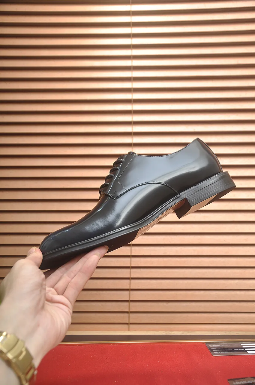 Men's shoes💰500💶Italy's top luxury men's shoe giant (GUCCI) (Gucci) (full cowhide lining) new arrival🍃Original European style🔰 Pleasant to the eye😍In order to make the shoes more durable and non-deformable🌀The production continues to follow traditional methods but there is still no lack of innovation💪Choose original sheepskin for the leather♻️ Smooth and natural And extra bright ⭐Made of imported cowhide, the first choice of rich people 38-45 (45 customized)